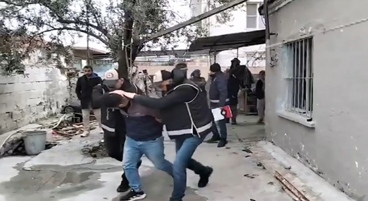 İzmirde silah kaçakçılığı ve uyuşturucu operasyonu: 4 gözaltı