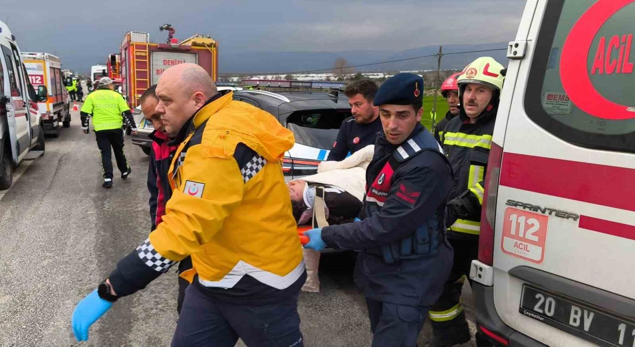 İzmirden Denizliye turnuvaya gelen öğrenciler kaza yaptı: 2 ölü, 26 yaralı
