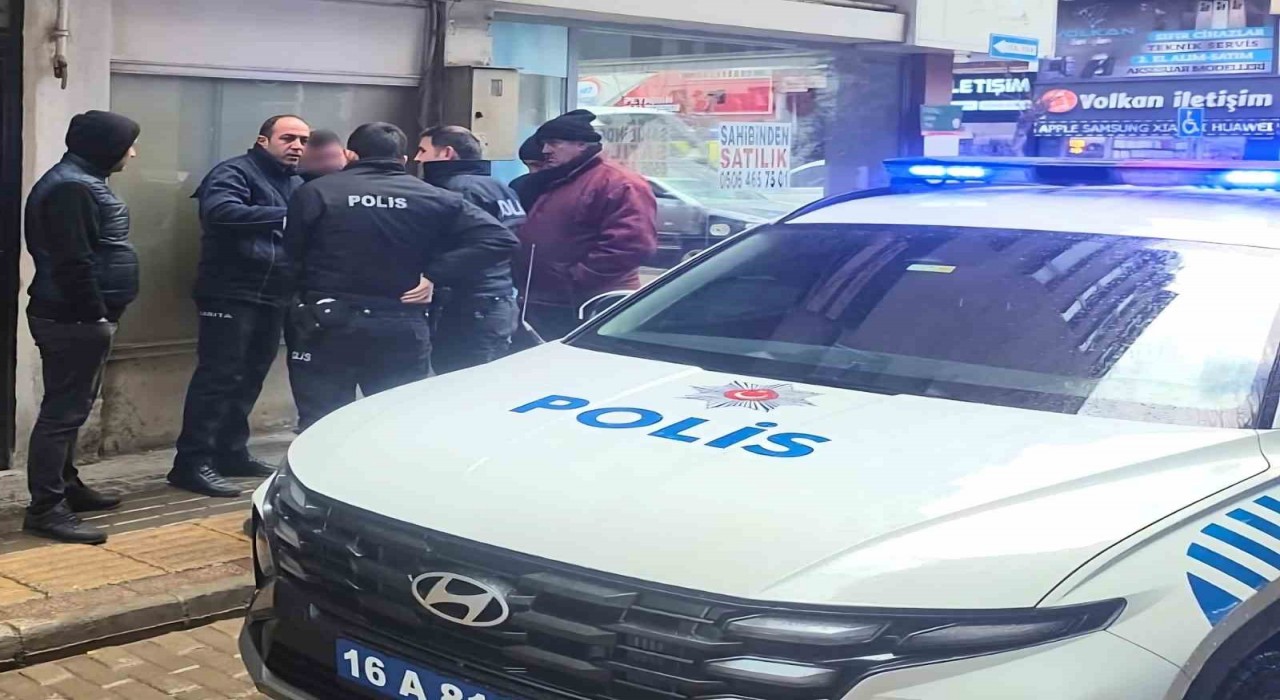 İzmirden dilenmek için Bursaya geldi, zabıtalardan kaçamadı