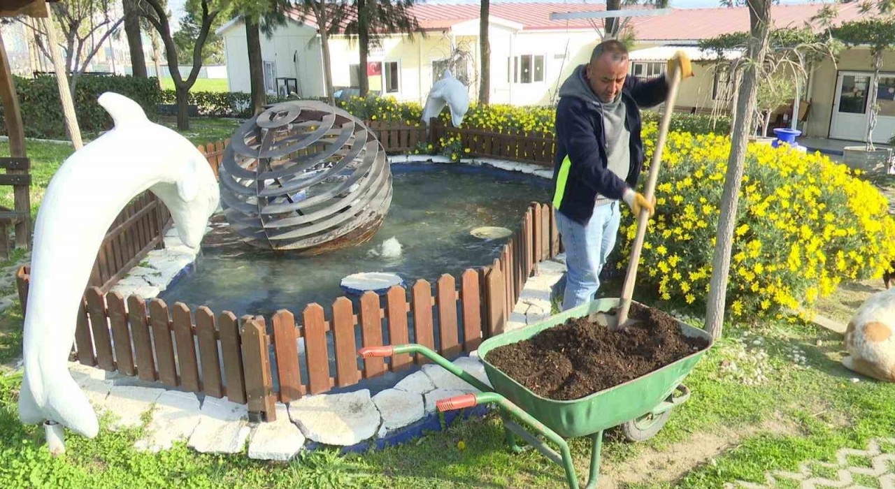 İzmirin parkları yeşil dönüşümle canlanıyor