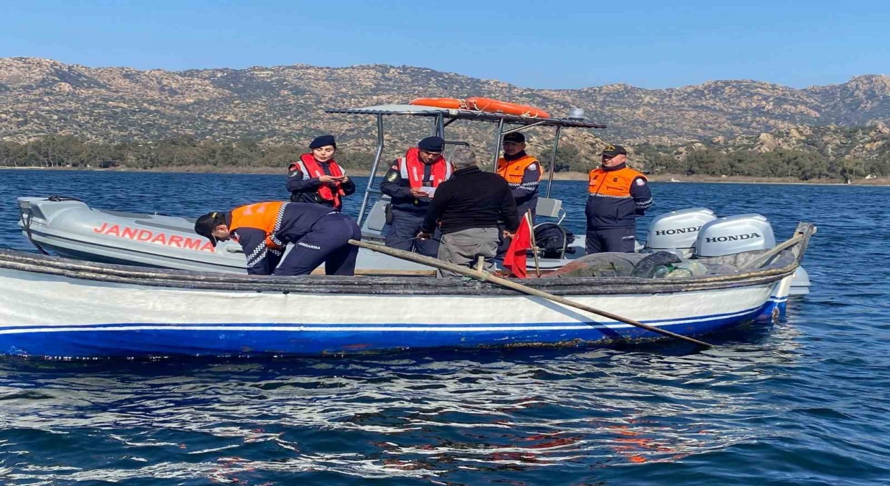 Jandarma ekipleri Bafa Gölünde denetimlerine devam ediyor