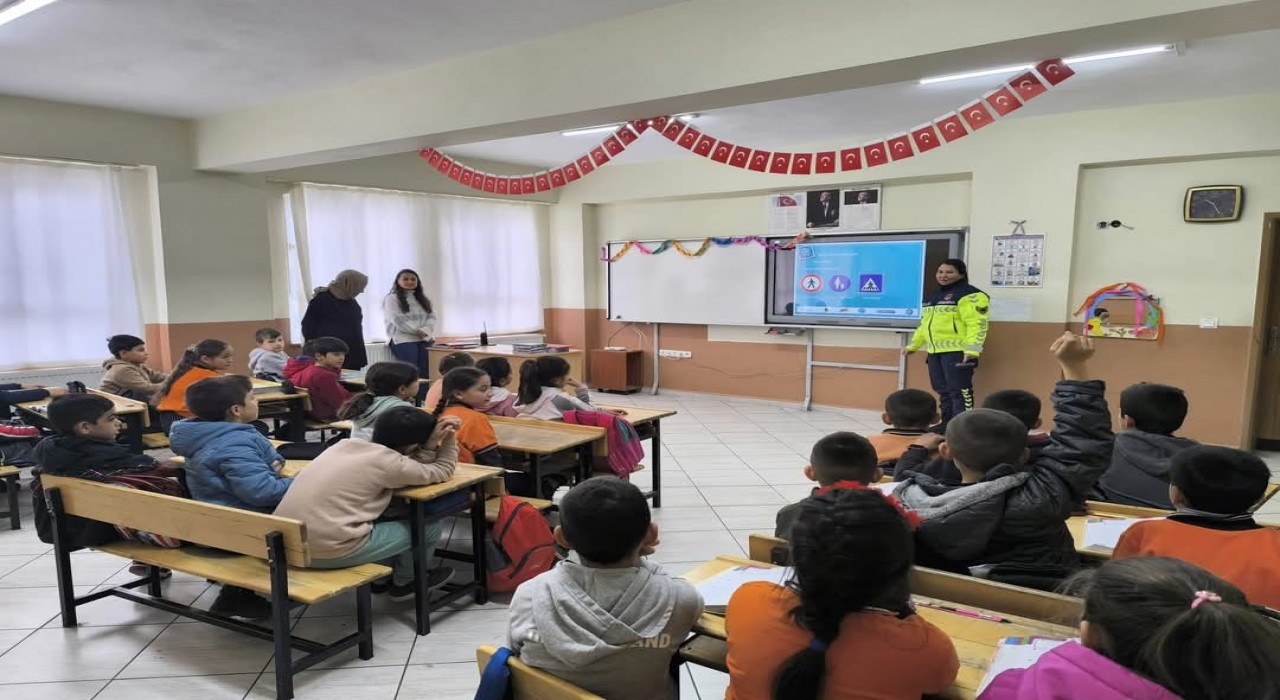 Jandarma ekipleri, öğrencilere trafik eğitimi verdi
