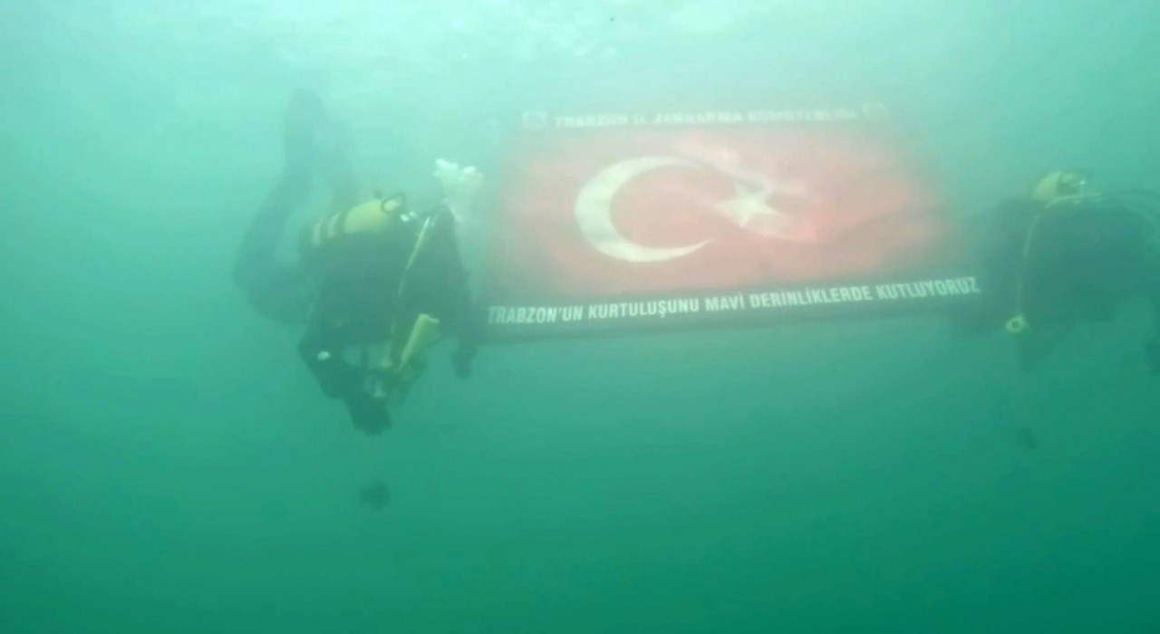Jandarma ekipleri Trabzonun kurtuluşunu mavi deriliklerde kutladı