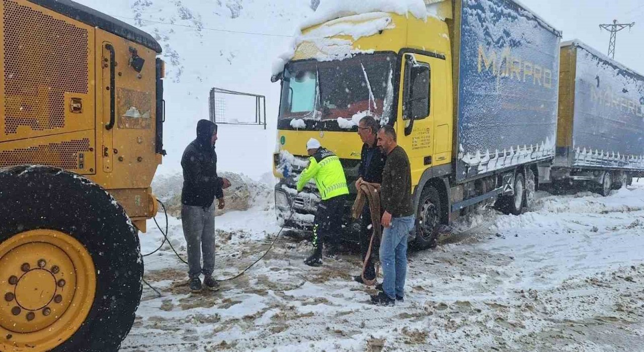Jandarma Erzurumda yolda kalan 143 vatandaşa ulaştı