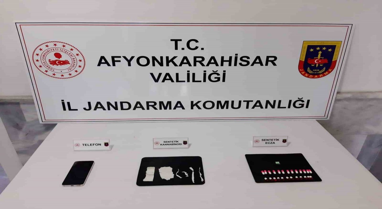 Jandarma zehir tacirini uyuşturucuyu satamadan yakaladı