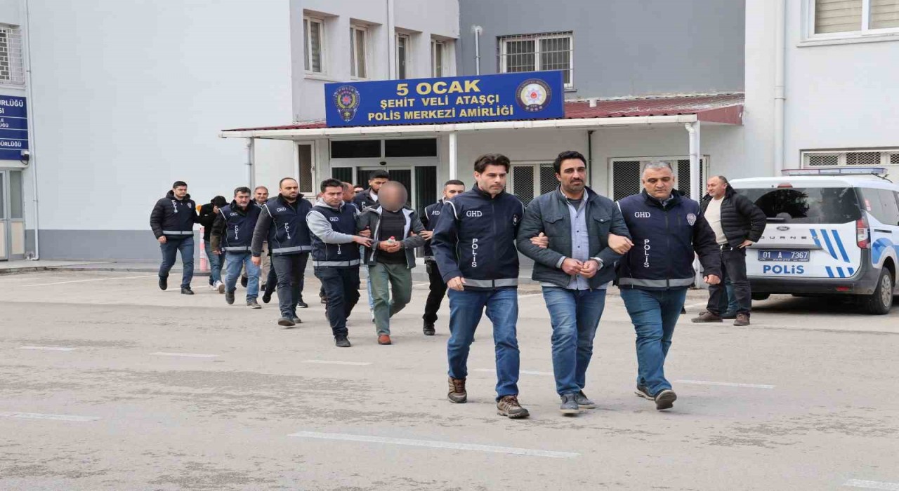 Kaçak göçmenlere VIP taşımacılık yapan şebeke Adanada çökertildi