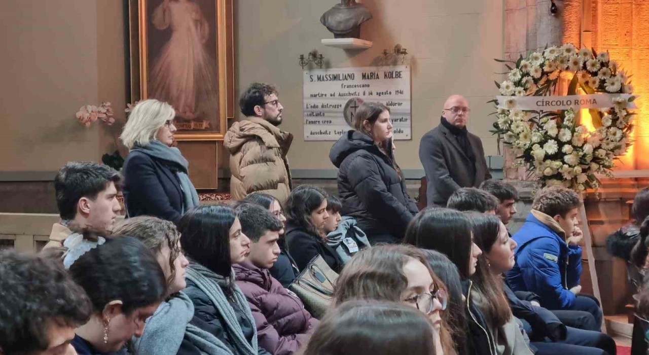 Kadıköyde bıçaklanarak öldürülen İtalyan şefin oğlu için kilisede anma töreni düzenlendi