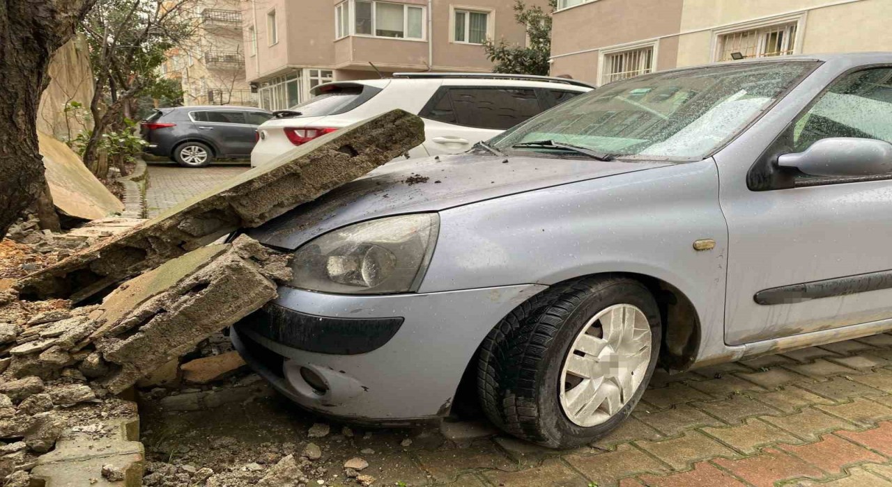 Kadıköyde istinat duvarı otomobilin üzerine düştü
