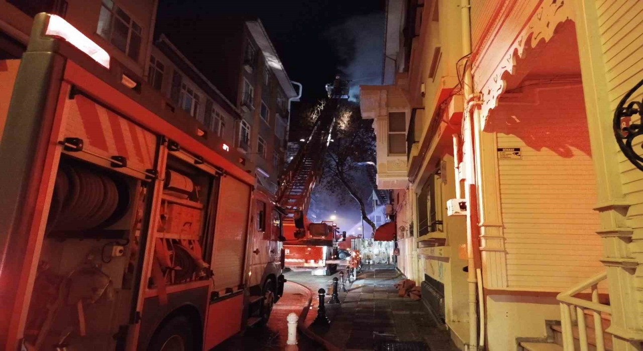 Kadıköyde metruk binada çıkan yangında 1 kişi hayatını kaybetti
