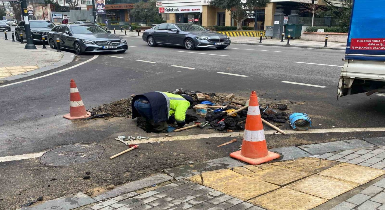Kadıköyde su borusu patladı, tazyikli su metrelerce yükseğe fışkırdı