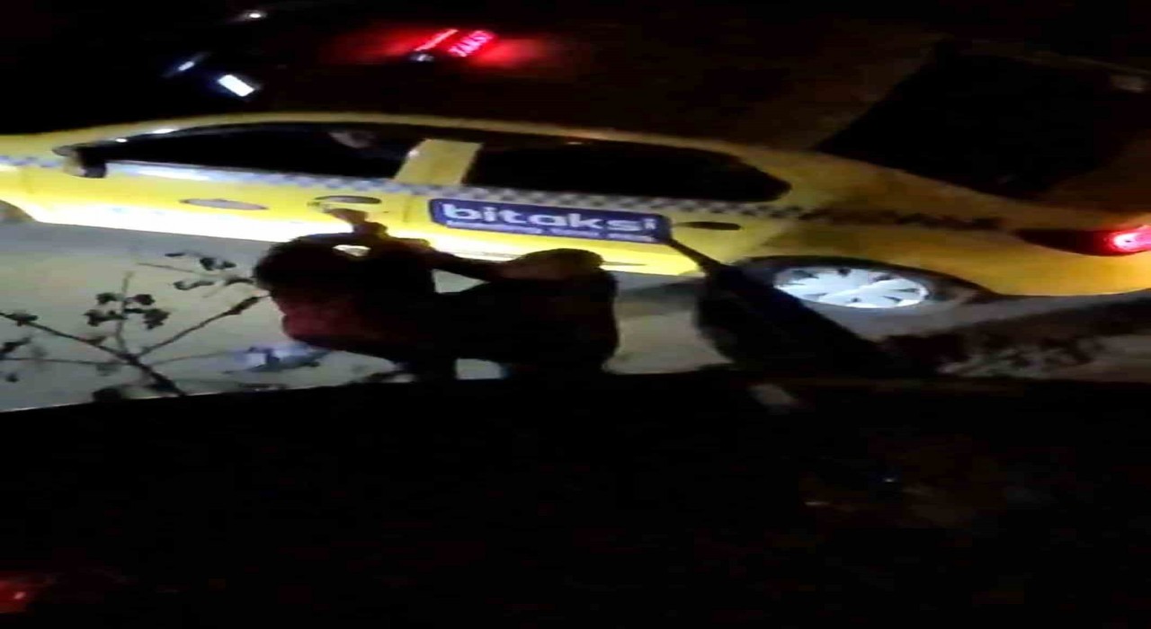 Kadıköyde takside ters yön kavgası: Yolcu çileden çıktı