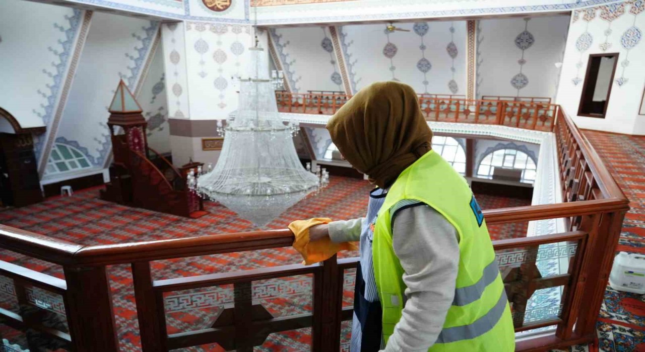 Kadıköydeki ibadethanelerde Ramazan ayı temizliği