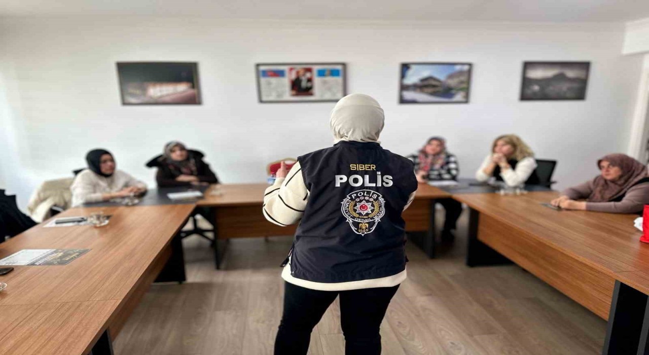 Kadınlara güvenli internet kullanımı anlatıldı
