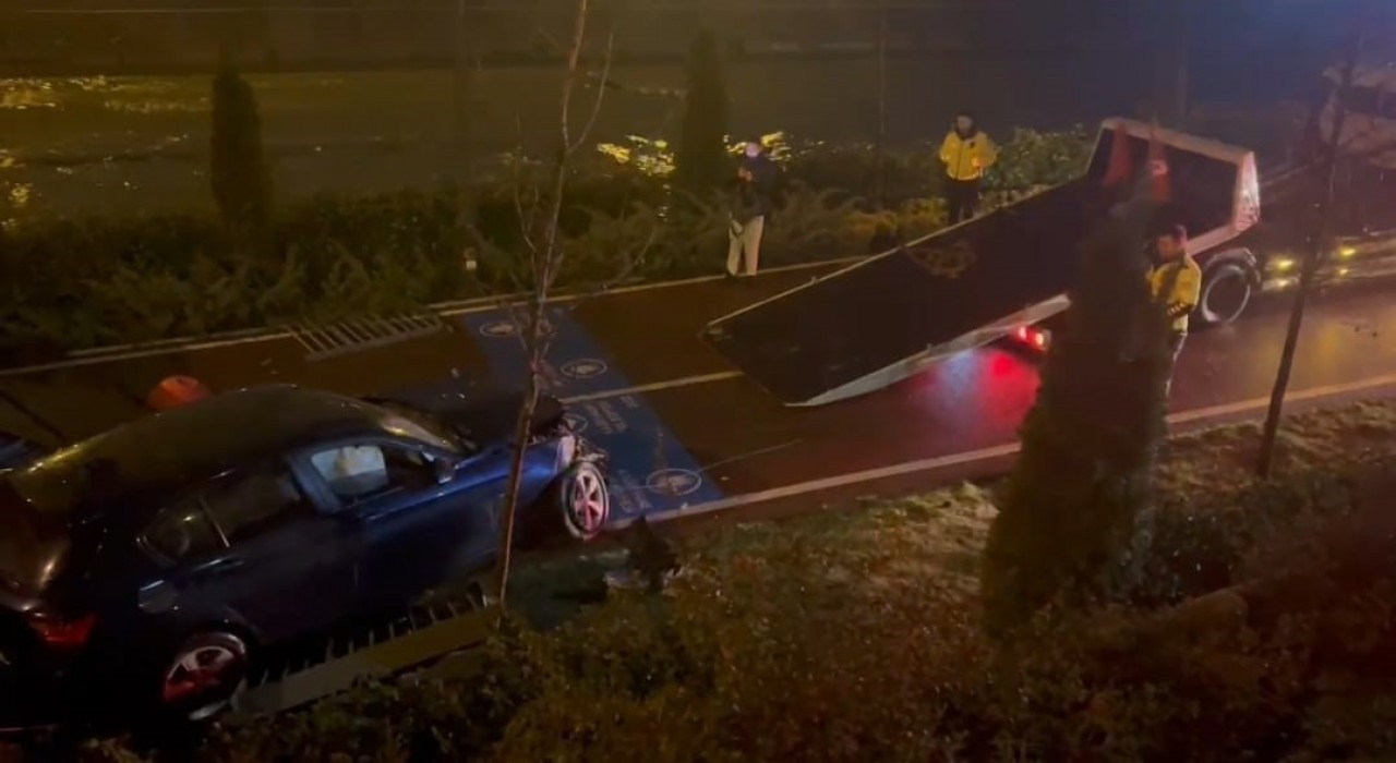 Kağıthanede alkollü sürücünün kullandığı otomobil dere kenarındaki yürüyüş yoluna uçtu