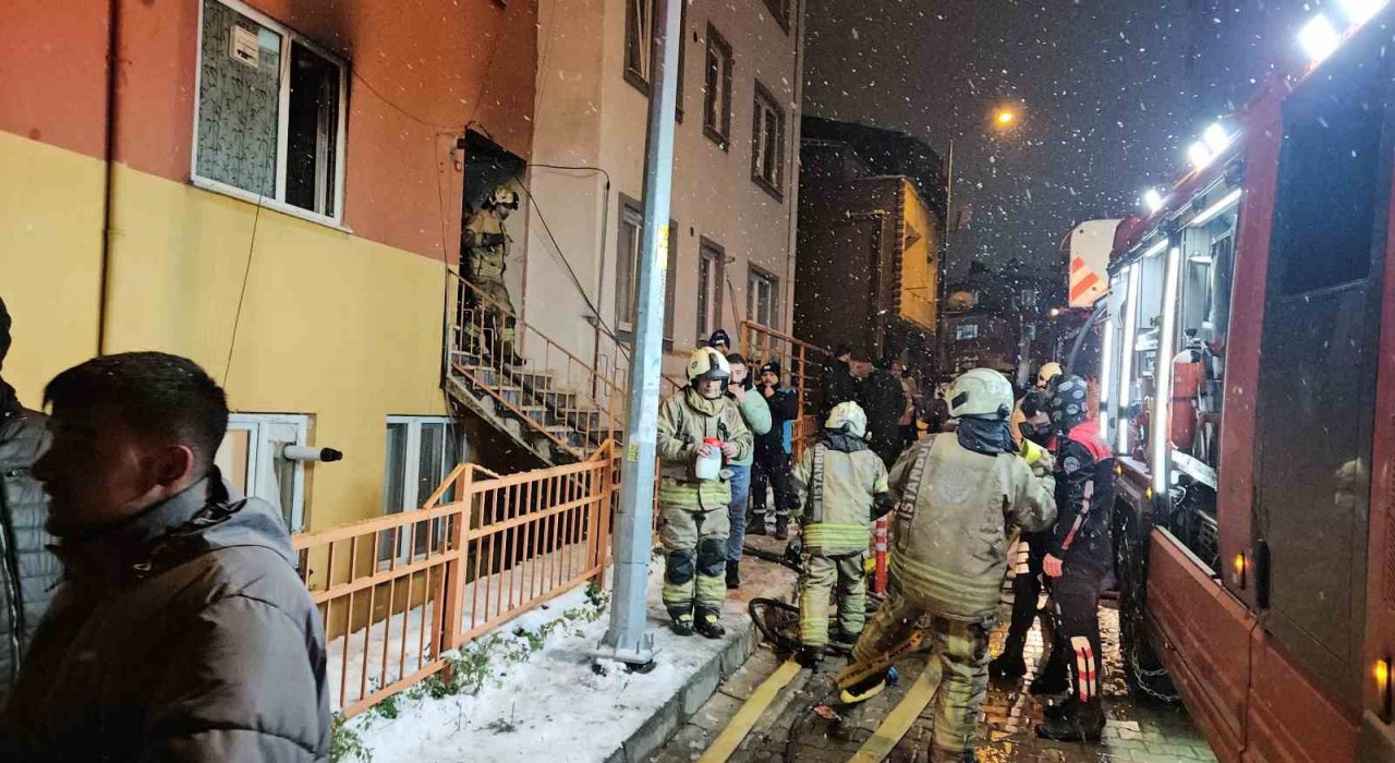 Kağıthanede evde çıkan yangında 3 kişi dumandan etkilendi