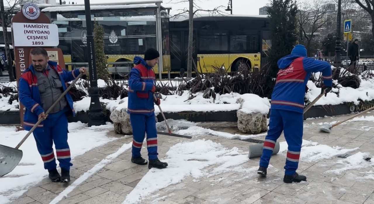 Kağıthanede kaldırımlardaki kar ve buzlar temizleniyor
