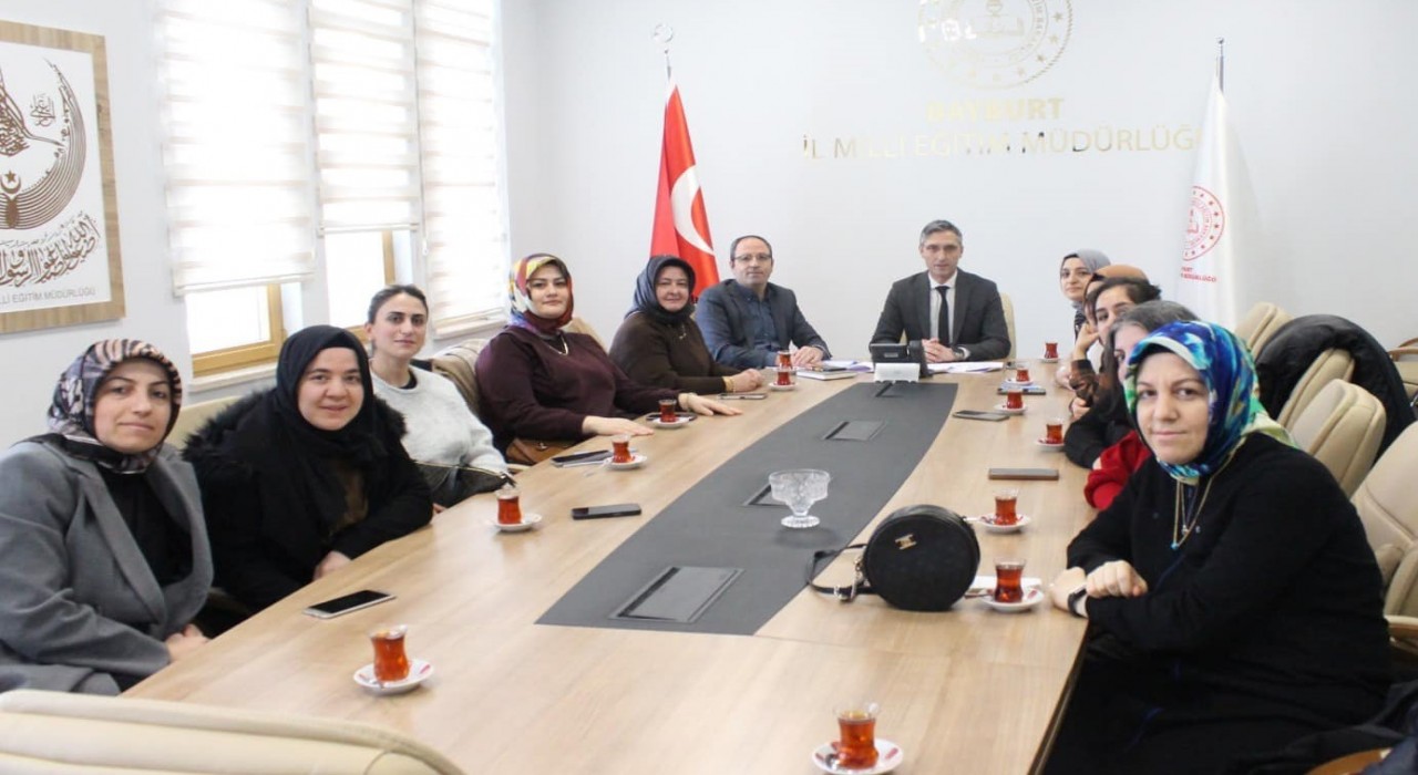 Kahraman kurslarda görev alacak öğretmenlerle bir araya geldi
