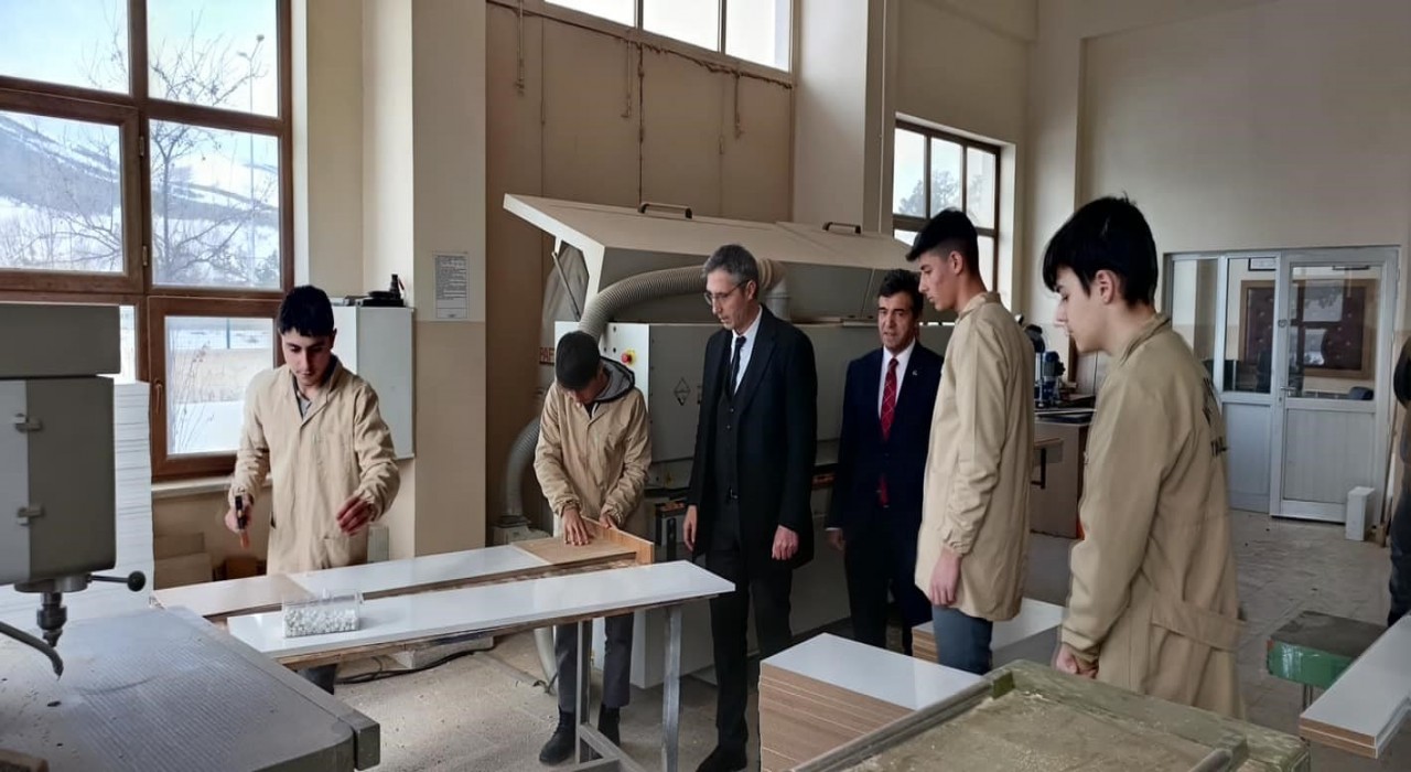 Kahraman Mesleki ve Teknik Anadolu Lisesinin atölye çalışmalarını takip etti