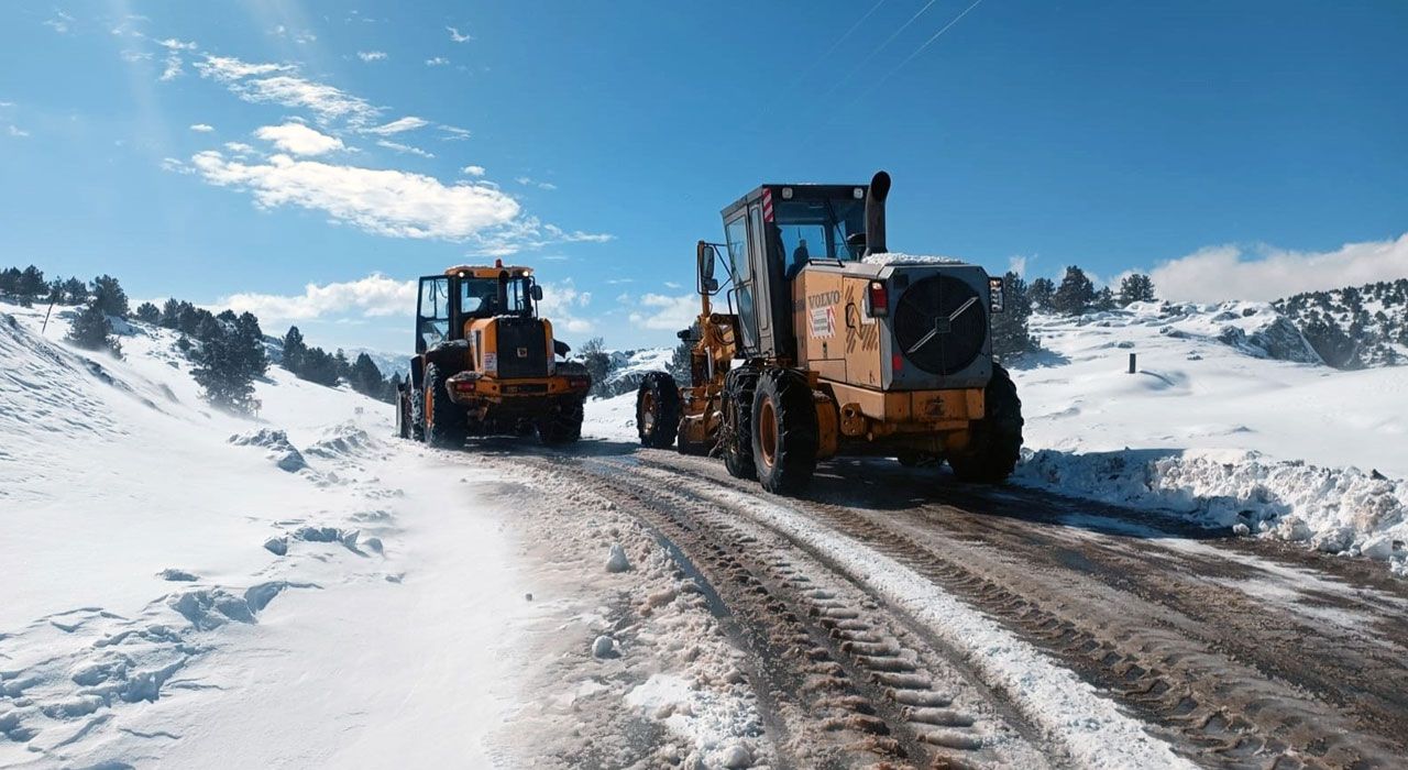 Kahramanmaraş’ta Büyükşehir Belediyesi Karla Mücadeleye Devam Ediyor