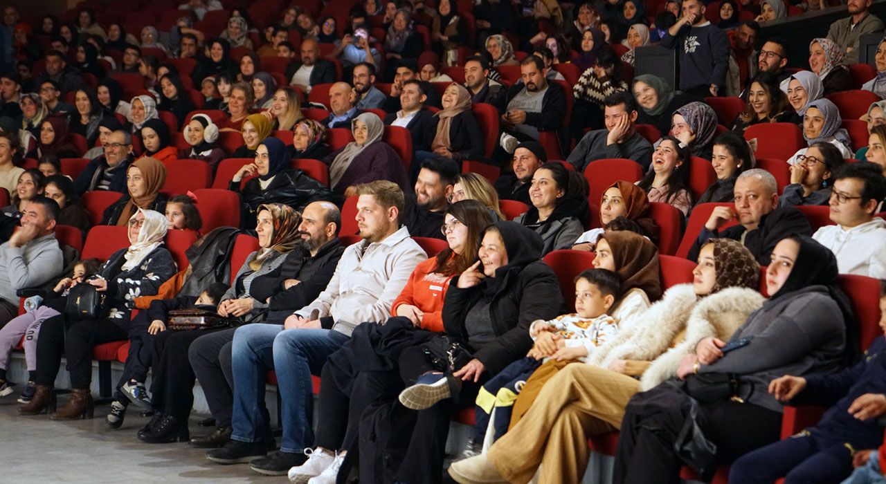 Kahramanmaraş’ta Kahkaha Dolu Gece: “Deliriyorum Ben Haberin Olsun” Sahnelendi