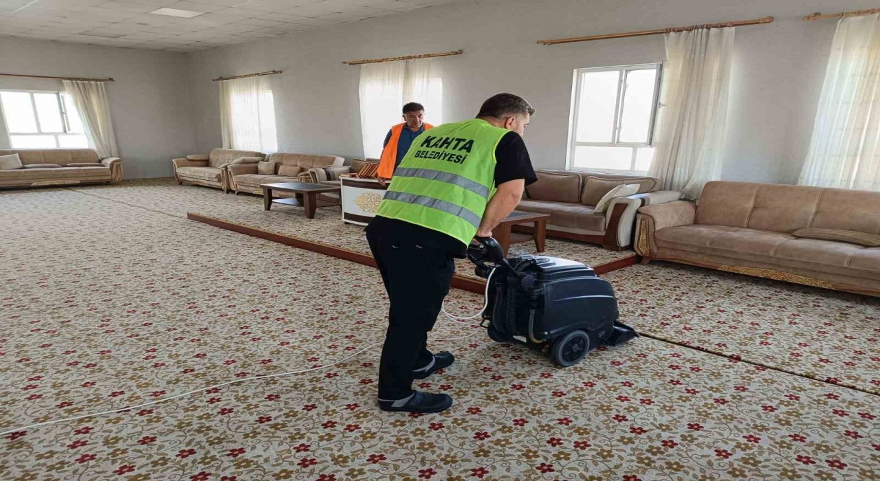 Kahta Belediyesinden camilerde kapsamlı temizlik