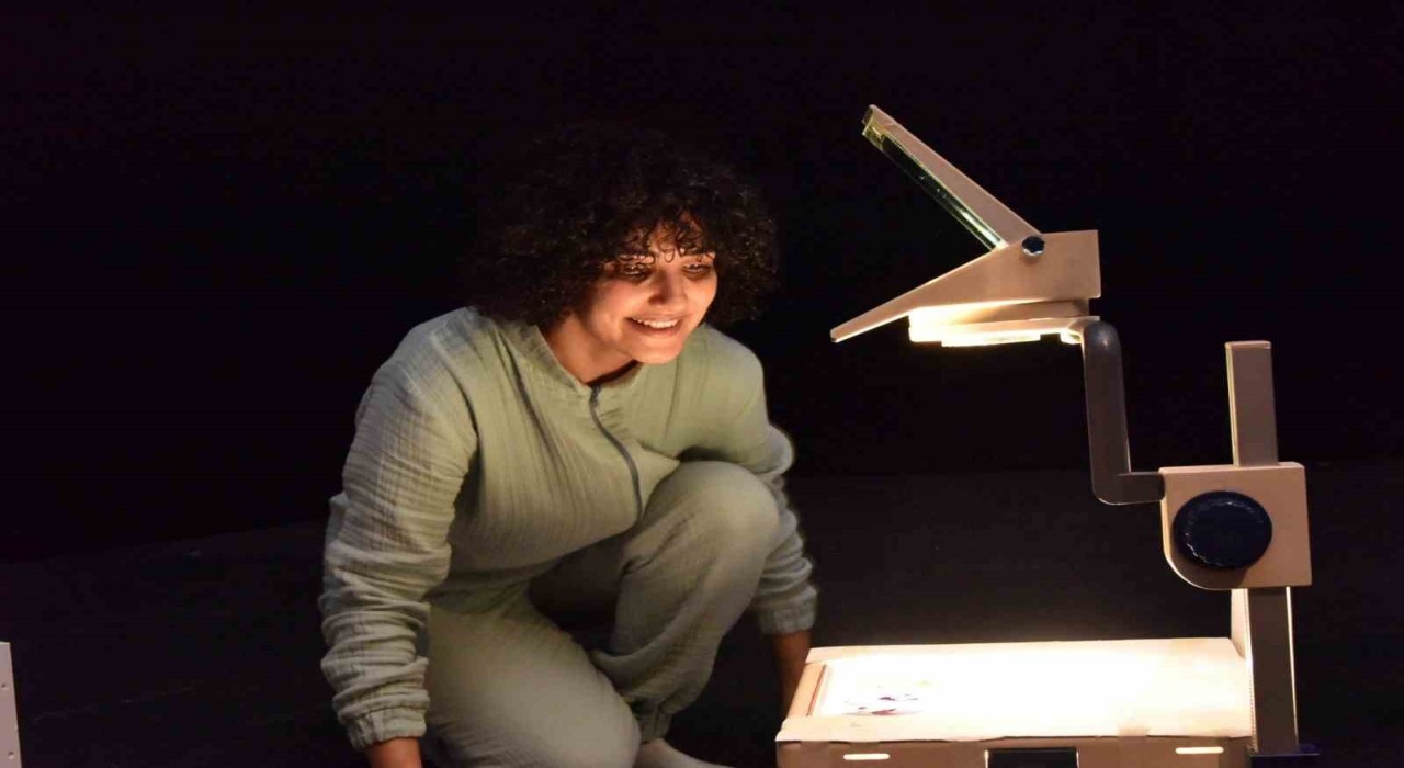Kalbimdeki Pervaneyi minikler anne ve babaları ile birlikte izledi