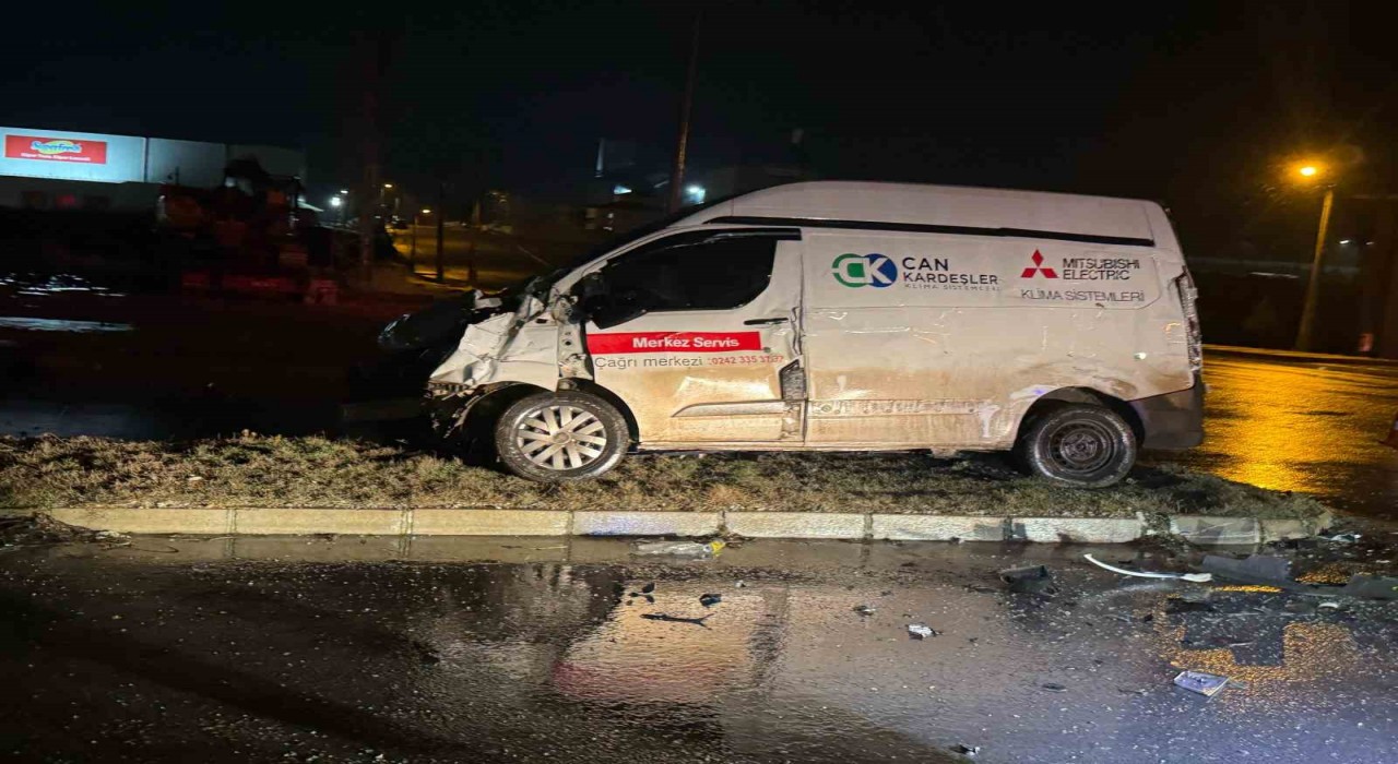 Kamyon ile minibüsün çarpıştığı kaza güvenlik kamerasında