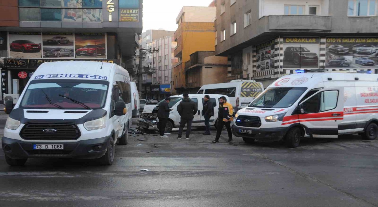 Kamyonet şehiriçi minibüse çarptı: 1 yaralı