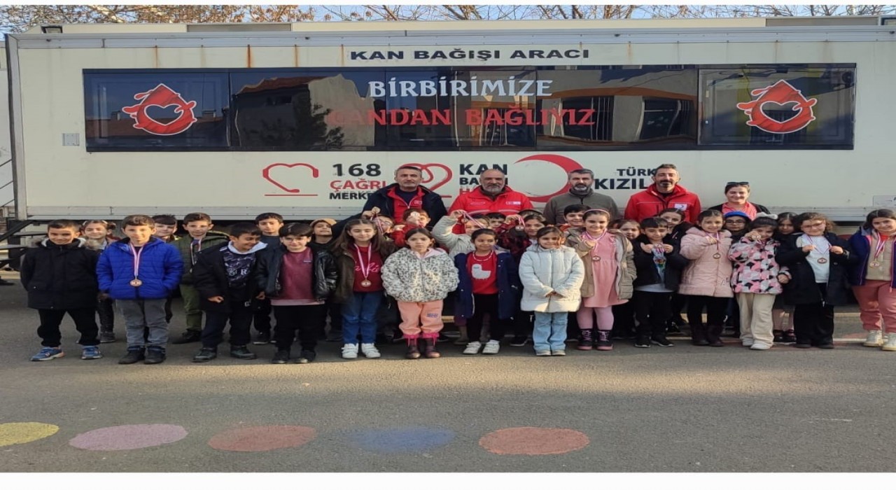 Kan bağışına velisini getiren öğrenciler Kahramanlık Madalyası ile ödüllendirildi