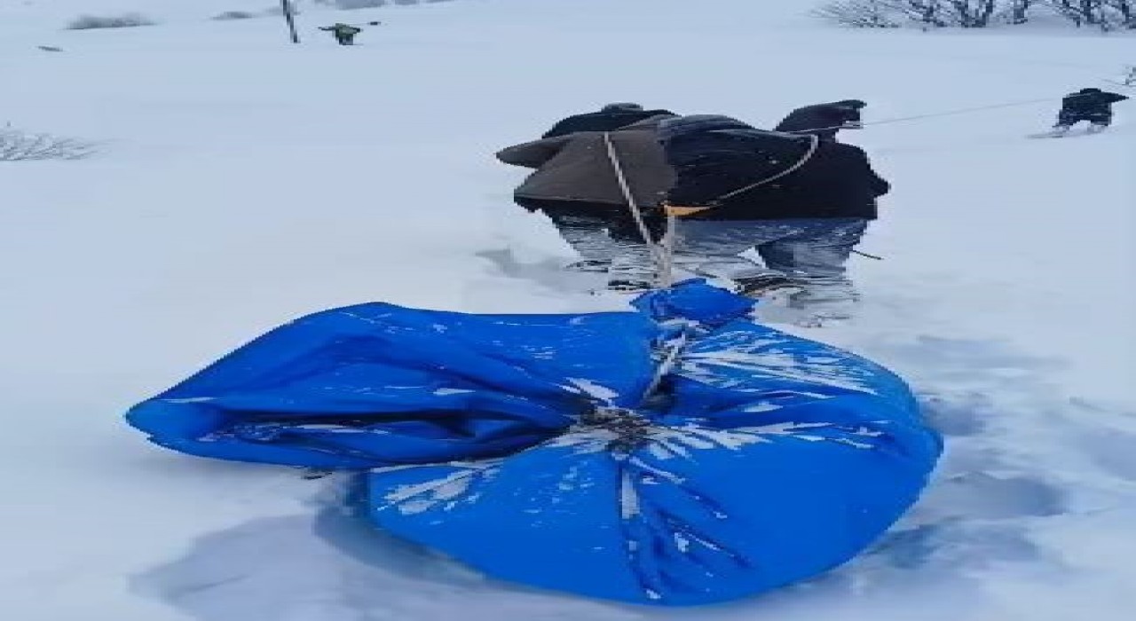 Kar nedeniyle cenazeyi brandaya sarıp iple çekerek köye taşıdılar