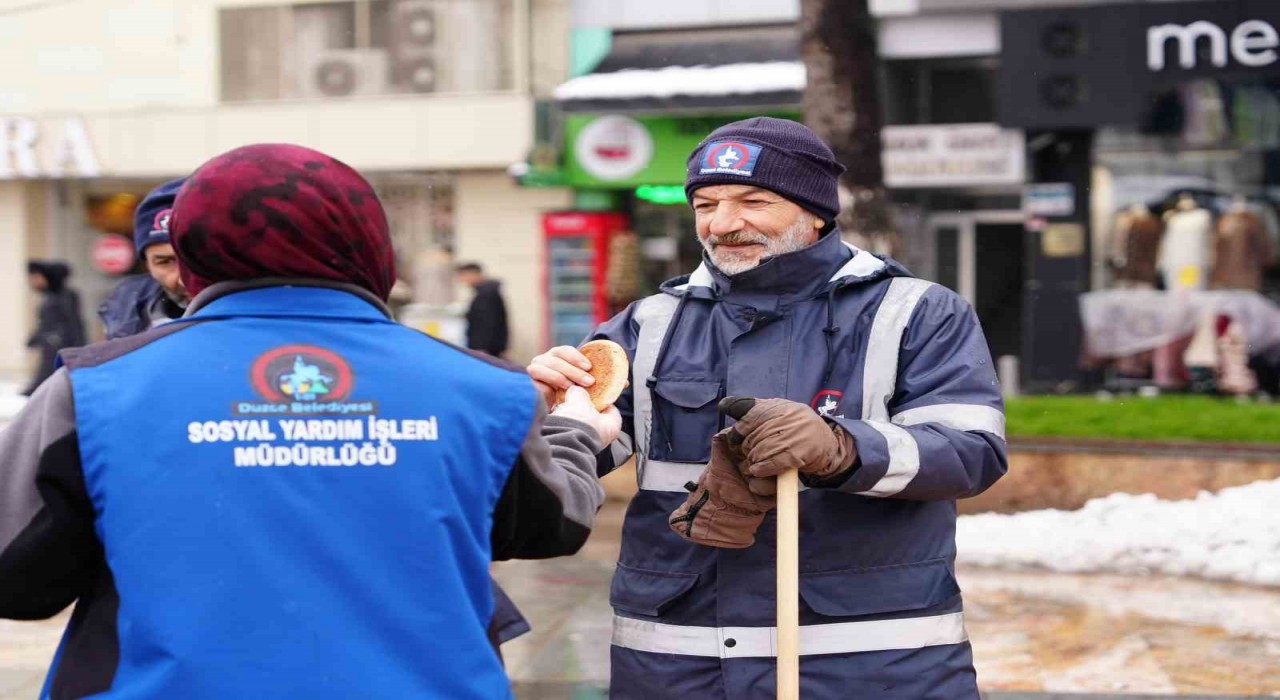 Kar ve soğukta çalışanlara iç ısıtan jest