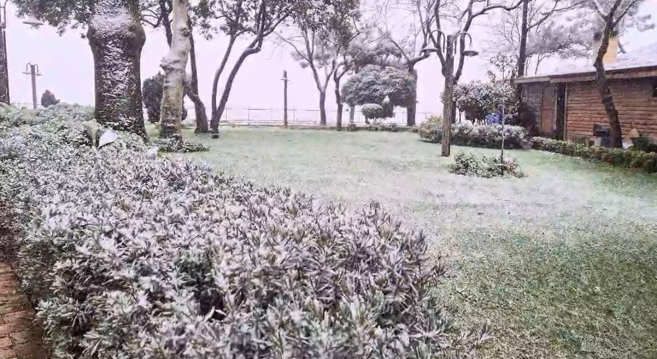 Kar yağışı Silivride etkisini gösterdi: Vatandaşlar park ve sokaklara inerek hatıra fotoğrafı çekildi
