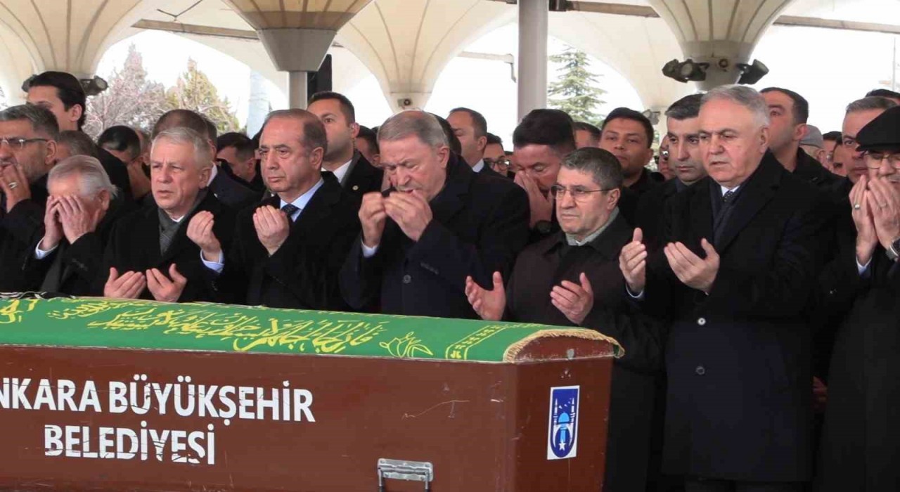 Kara Kuvvetleri Komutanı Orgeneral Bayraktaroğlunun annesi son yolculuğuna uğurlandı