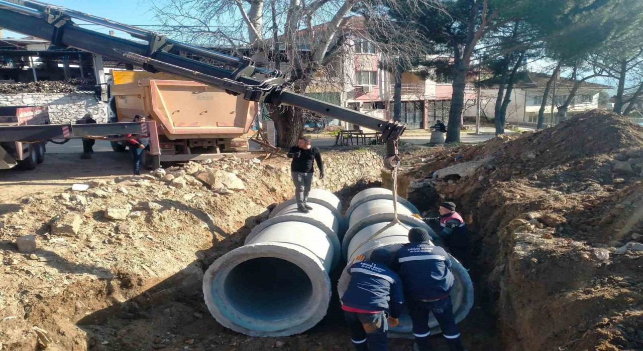 Karacasuda beton büzler yer altına indirildi