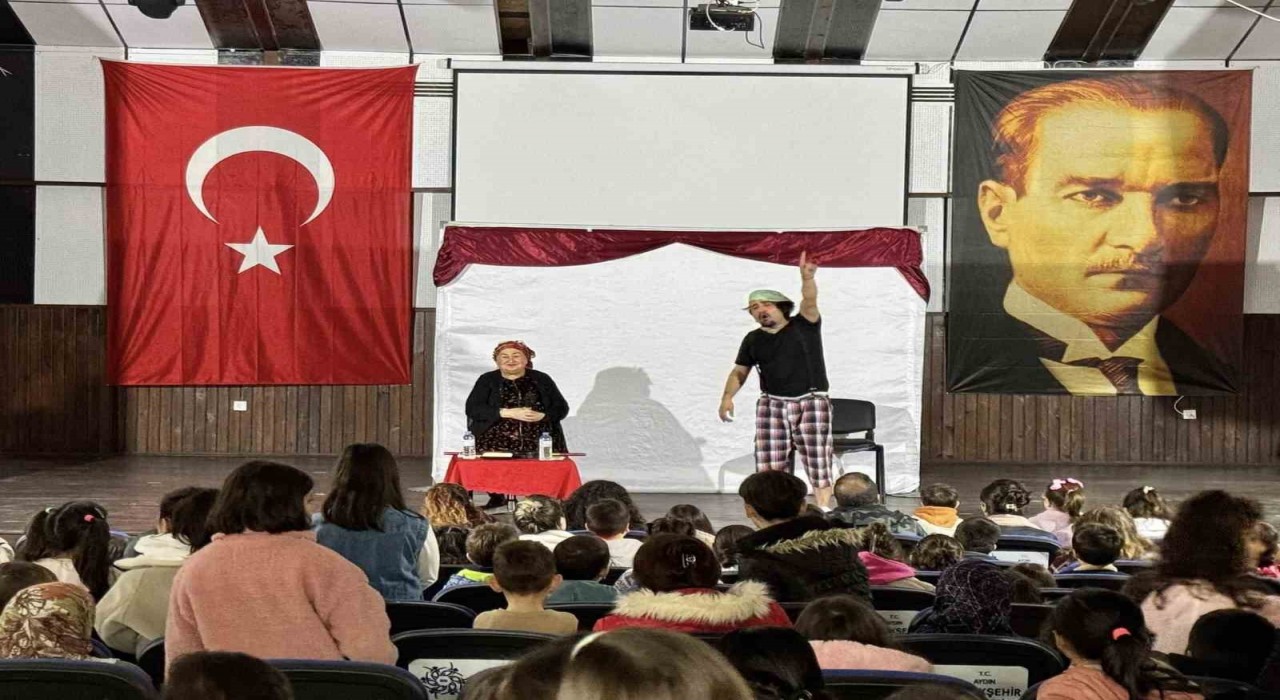 Karacasuda çocuklar tiyatroyla eğlendi