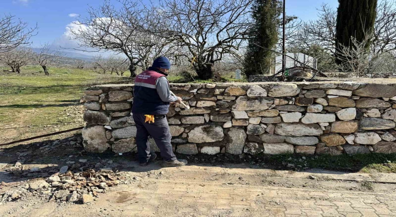 Karacasuda mezarlığın yıkılan duvarı onarıldı