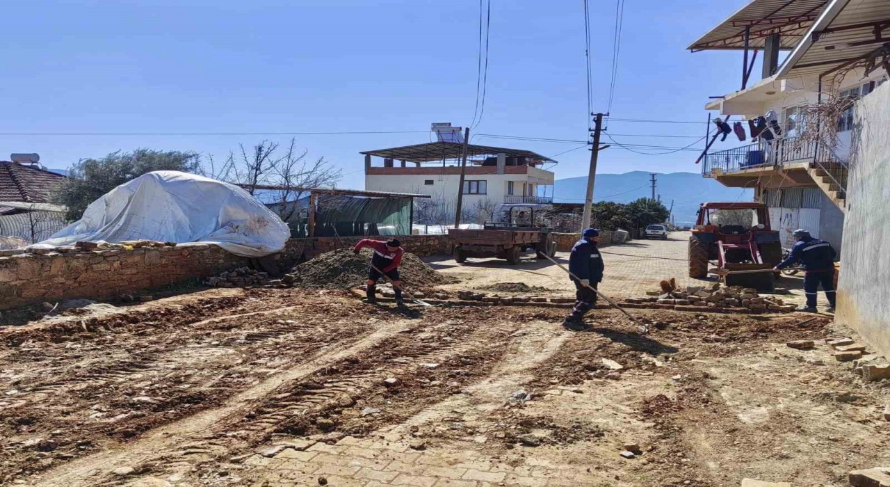 Karacasuda yol bakım çalışmaları sürüyor