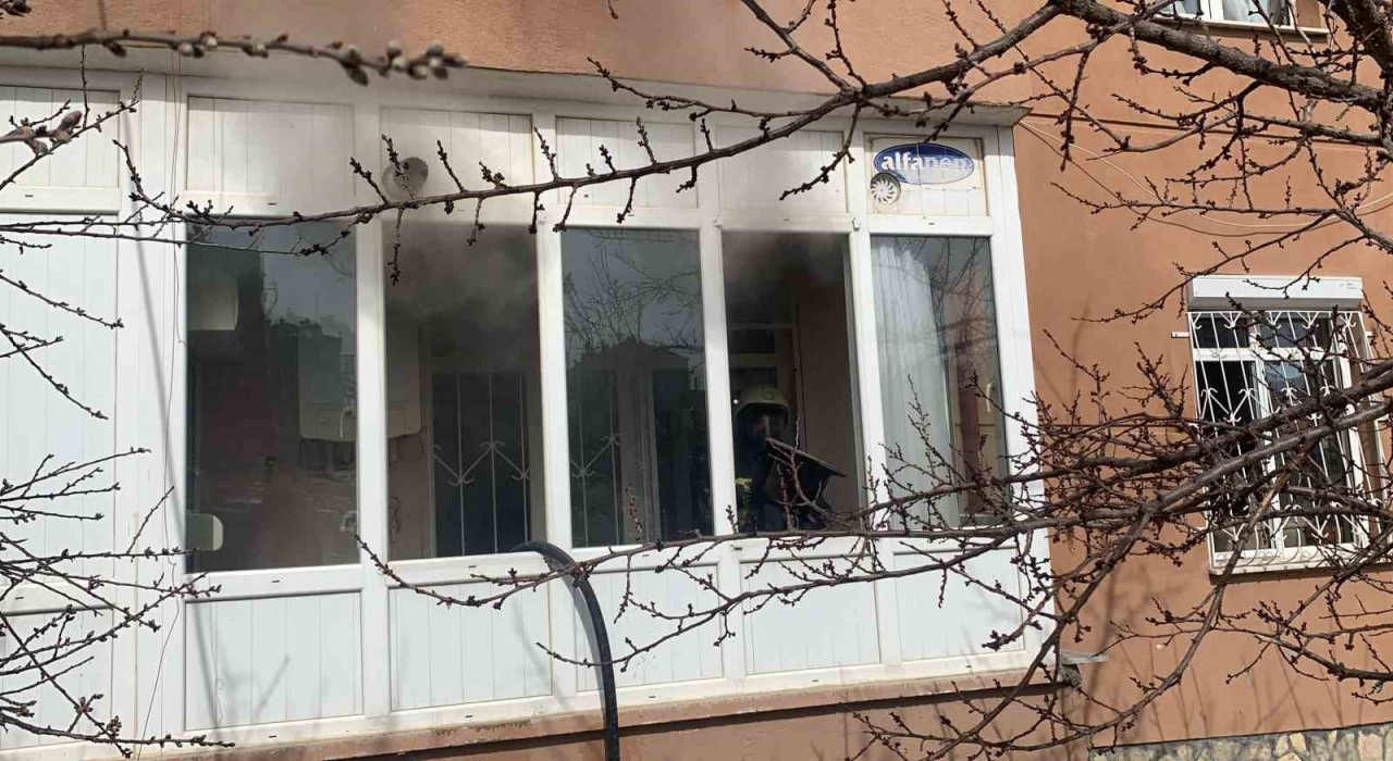 Karamanda çıkan yangın nedeniyle balkonda mahsur kalan 2 kişiyi itfaiye kurtardı
