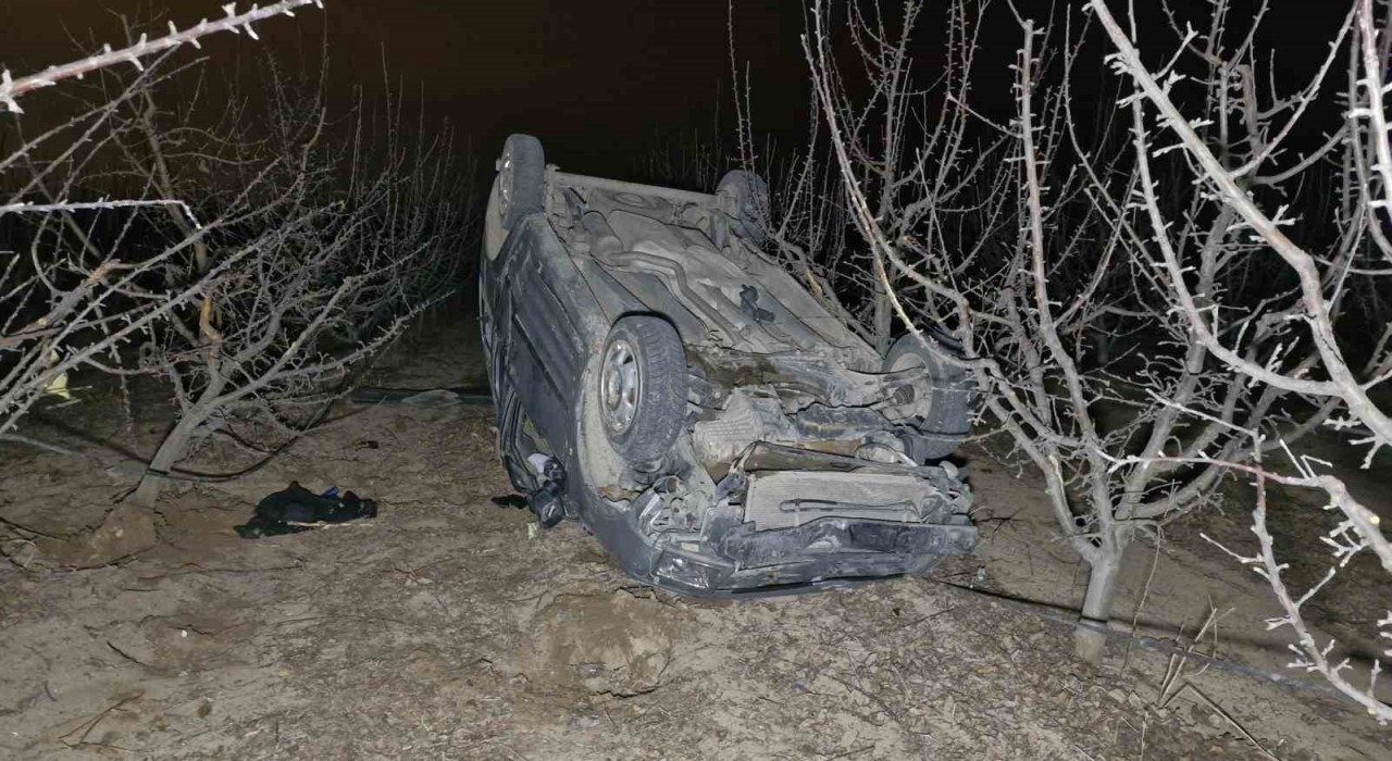 Karamanda elma bahçesine takla atan aracın sürücüsü yaralandı