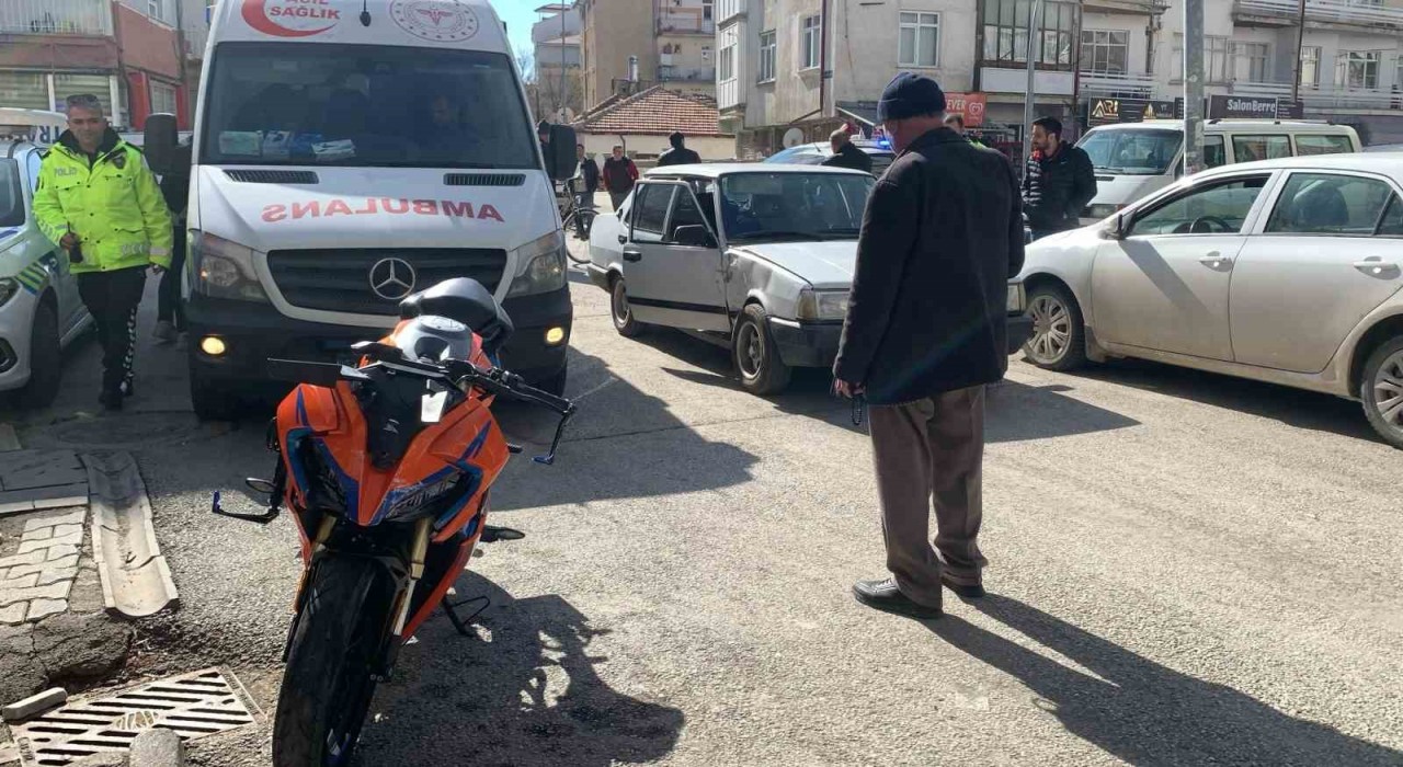 Karamanda Fiat Tofaş otomobille çarpışan motosikletli yaralandı