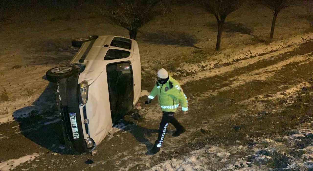 Karamanda hafif ticari araç şarampole yuvarlandı: 1 yaralı
