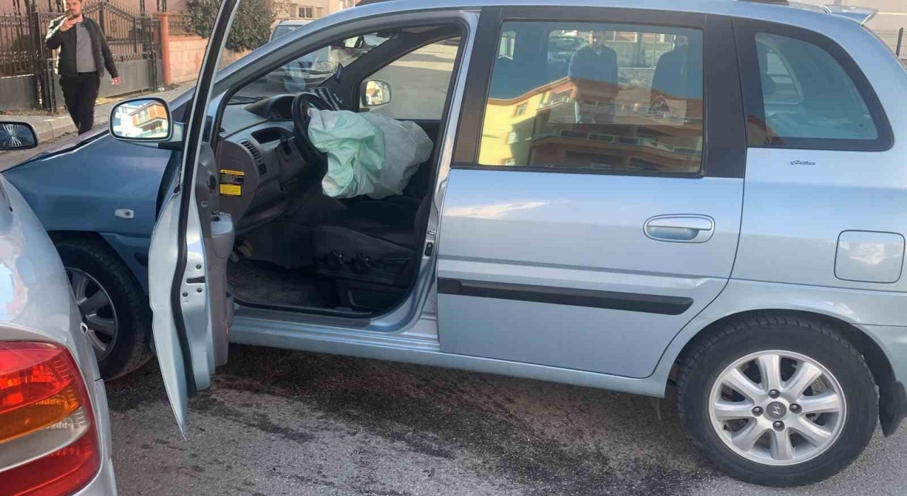 Karamanda iki otomobil çarpıştı: 3 yaralı
