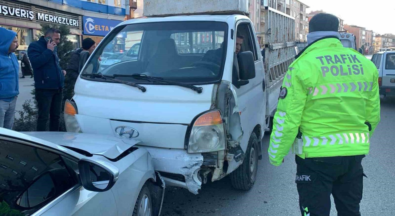 Karamanda karşı şeride geçen kamyonet iki araca çarparak durabildi