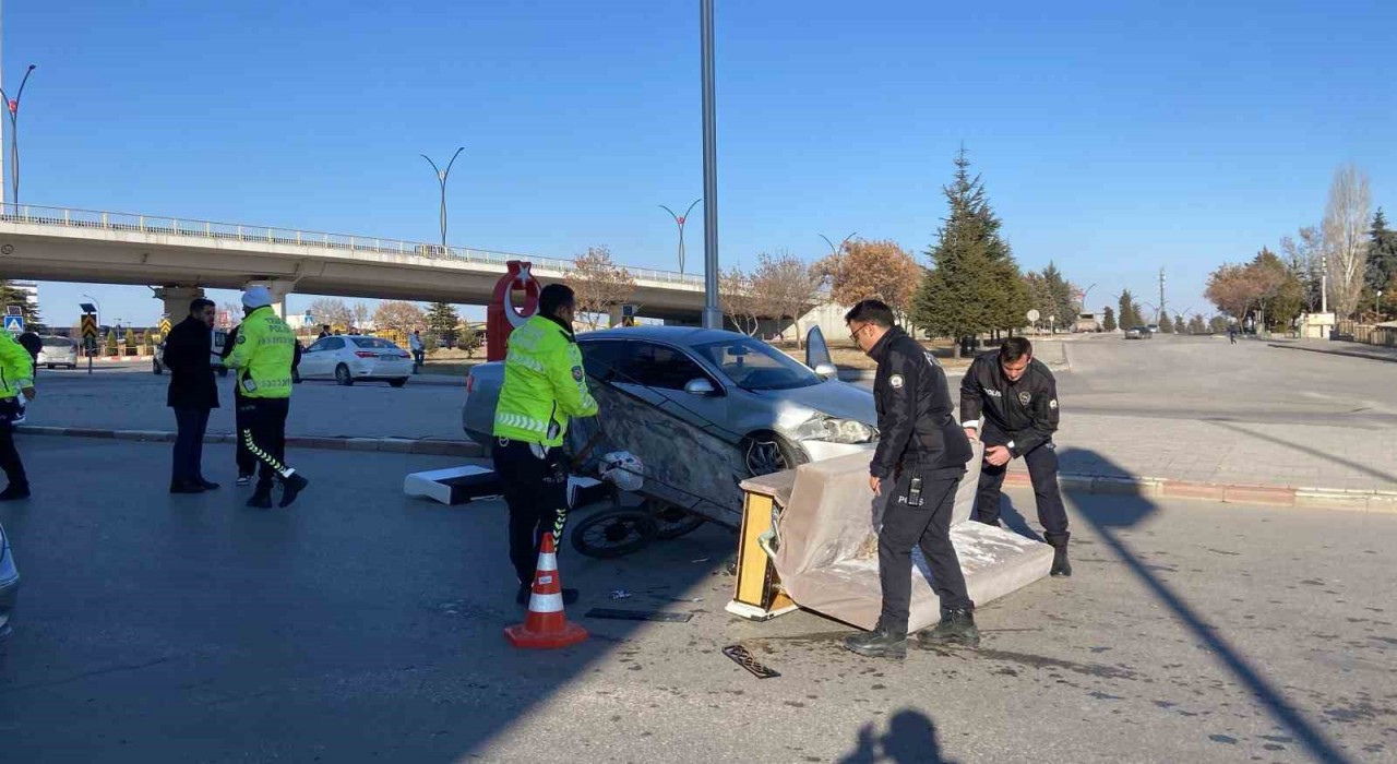 Karamanda otomobil seyyar arabaya çarptı: 1 yaralı