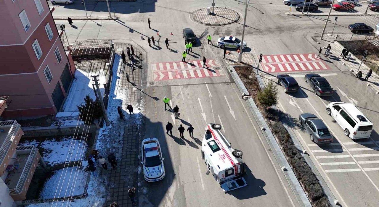 Karamanda otomobille çarpışan ambulans devrildi: 3ü sağlık görevlisi 5 kişi yaralandı