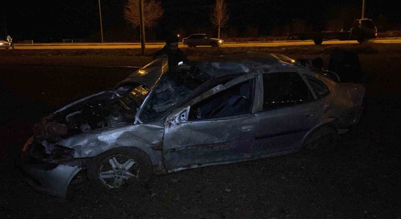 Karamanda tarlaya takla atan otomobilin sürücüsü yaralandı