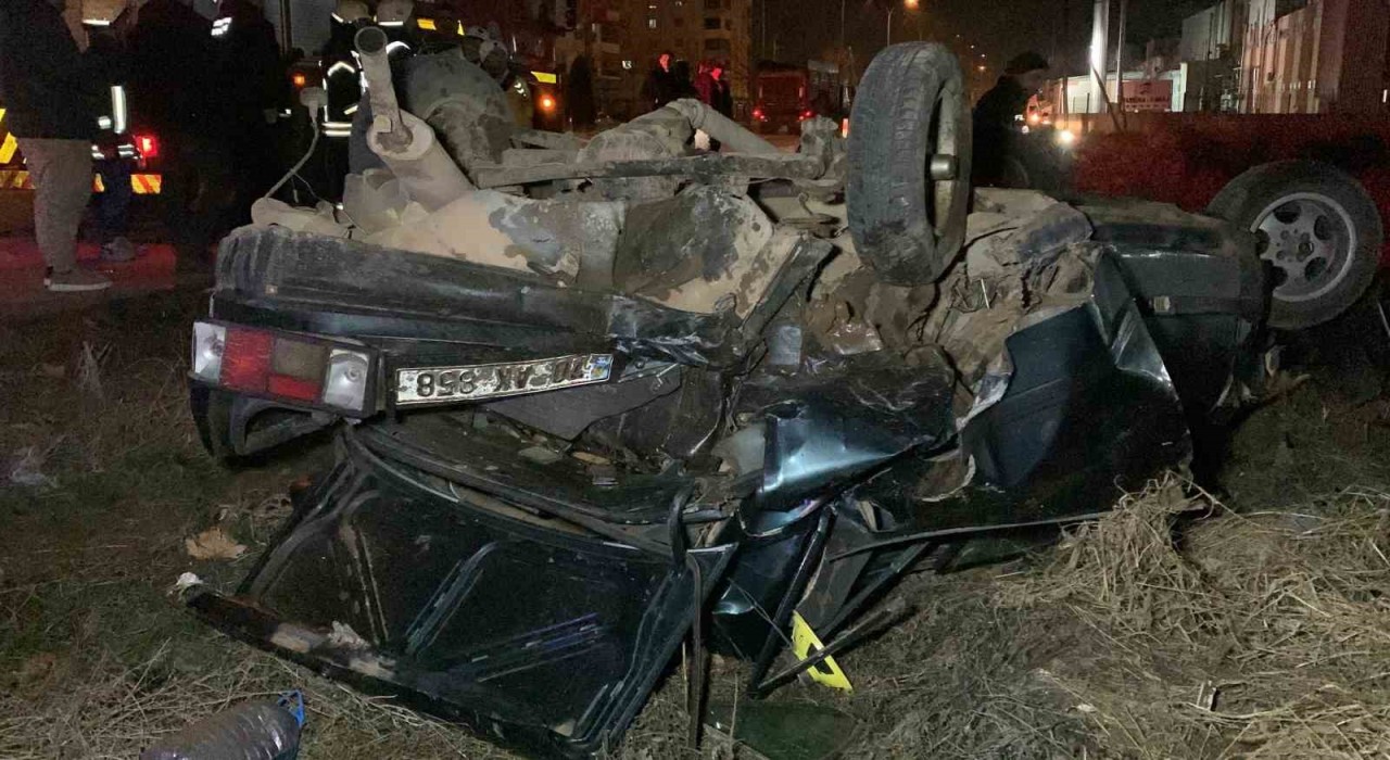 Karamanda Tofaş otomobilin hurda yığınına döndüğü kazada 2 kişi yaralandı