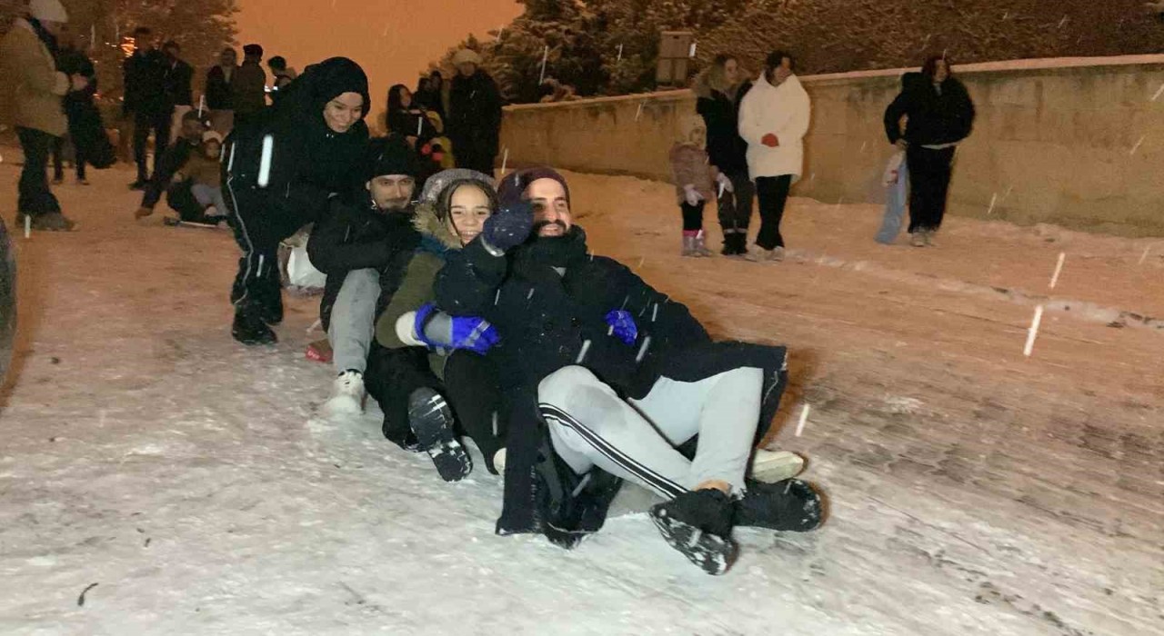 Karamanda vatandaşların kar keyfi: Poşetlerle ve sinilerle kayarak eğlendiler