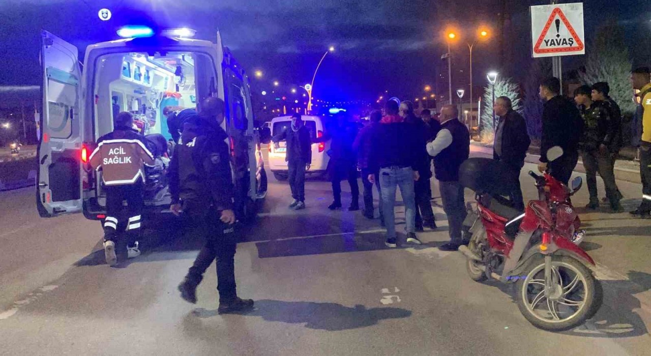 Karamanda yolun karşısına geçmeye çalışan yayaya motosiklet çarptı: 2 yaralı