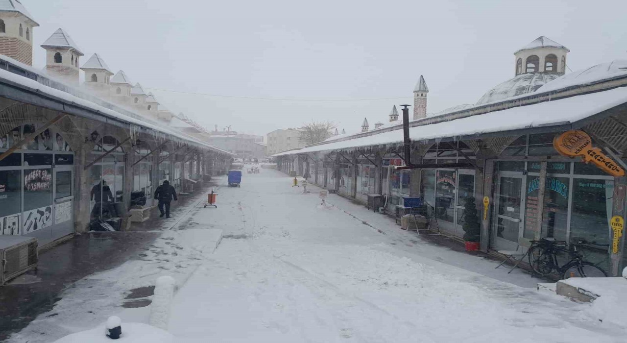 Karapınarda kar yağışı etkili oldu